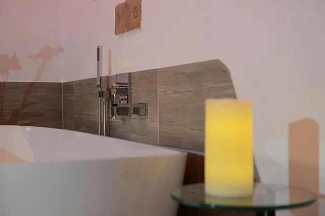 Freistehende Badewanne im Apartment